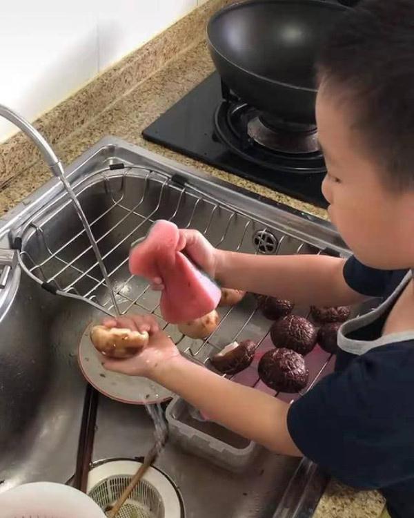 儿子|妈妈让儿子洗香菇,儿子顺手给香菇做了抛光,谢谢