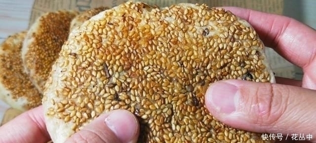 芝麻烧饼这样做真香,不揉不擀面,更不用调油酥,出锅一盘不够吃