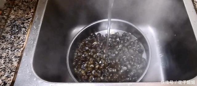 炒菜田螺要掌握这个诀窍,肉质鲜嫩,没有腥味,太好吃了