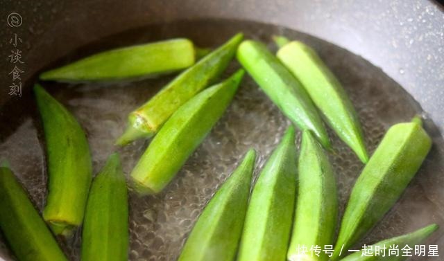 秋葵焯水,有人放油有人放盐,都不对,加2勺它,颜色青翠不变黄