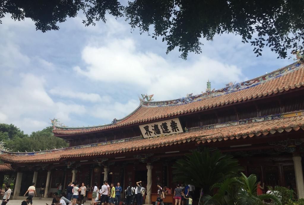 小路|中国一座建在悬崖边的寺庙，唯一小路宽不到半米，走过去心惊胆战