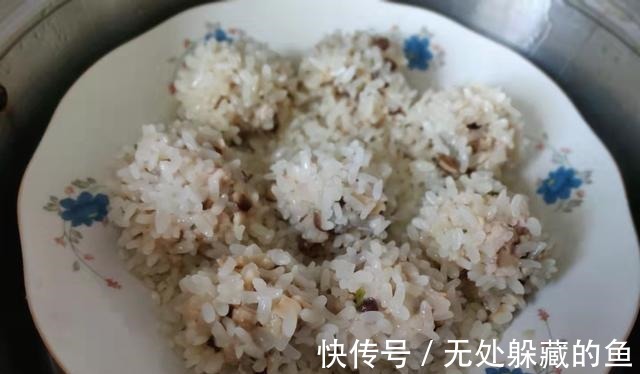 香菇|秋季，我常给孩子做它吃，锅中一蒸淋上料汁，便宜鲜美，简单好吃！