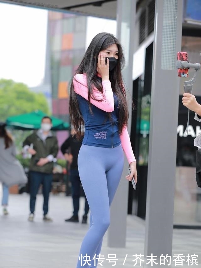 旗袍的衣摆两侧加入了开叉的元素,很迷人