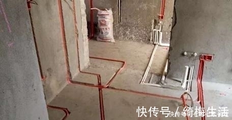 水电|装完水管发现瓷砖孔开的太难看，聪明老婆做个小改进，真是漂亮