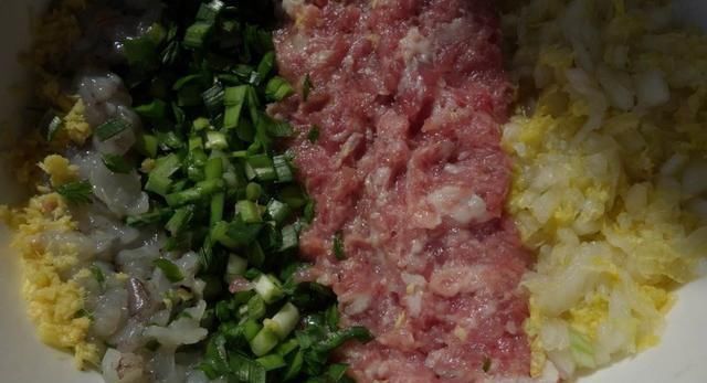 拌饺子馅时,有三个步骤最重要,掌握方法,饺子馅鲜嫩多汁