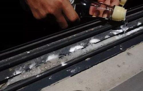 窗户滑道灰尘多太脏了,教你一招就能干净如初,简单方便又快捷