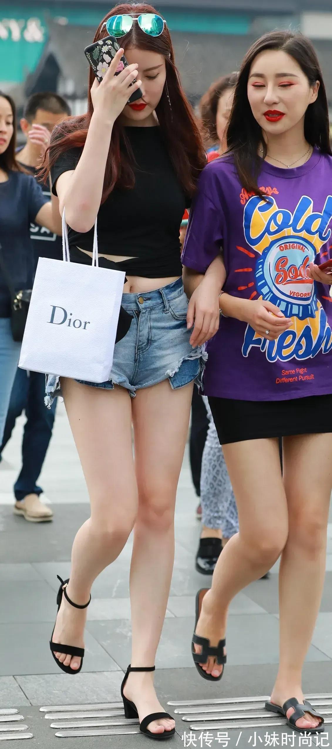 小姐姐 街拍:牛仔热裤的小姐姐