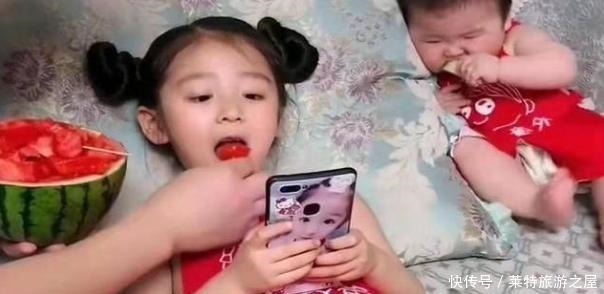 葡萄|爸爸喂女儿吃西瓜，儿子自己啃瓜皮，网友笑了儿子充话费送的吧