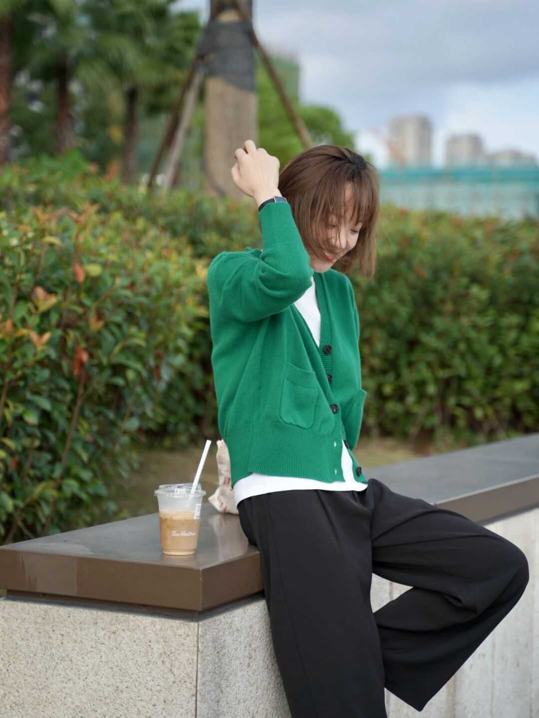 时髦|说实话,春天还是穿“奶奶衫”更时髦,保暖且显瘦