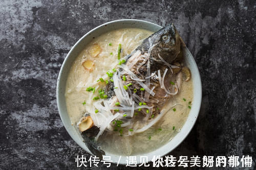 为啥饭店的鲫鱼汤那么好喝？谨记2个窍门，鱼汤鲜美奶白没腥味