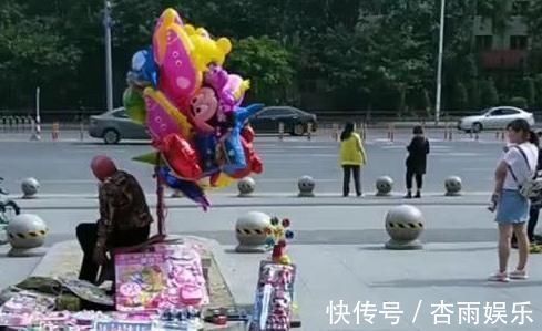 孩子|妈妈带孩子出门，走到小区门口时突然捂住孩子眼睛，网友：真细心