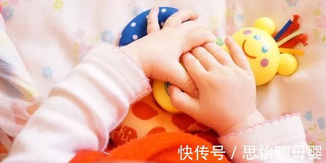 儿科医生|宝宝总喜欢吮吸手指?妈妈踏实住,口欲期的吃手动作有重要作用