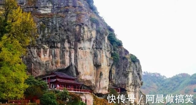 寺庙|浙江这座寺庙十分奇特，建于悬崖内部，吸引超多年轻人来打卡！