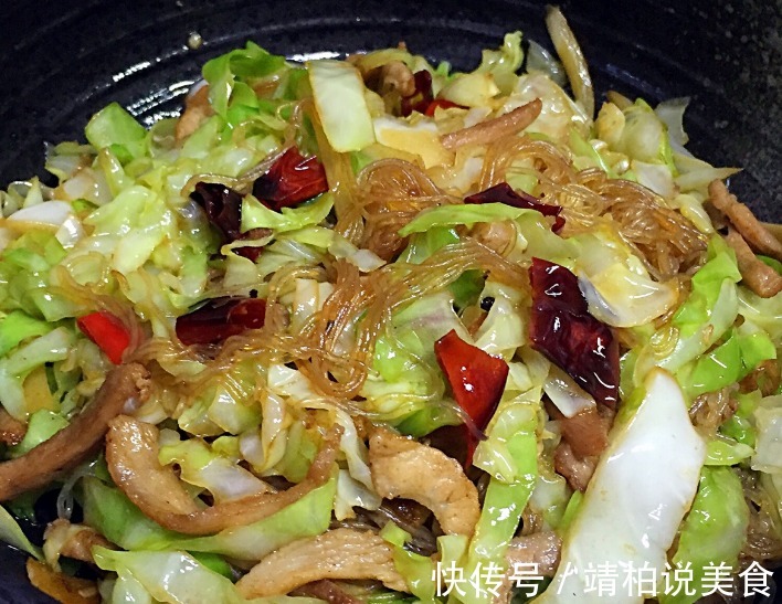 炒卷心菜一直炒错了，饭店大厨说漏嘴，炒前加勺它脆嫩鲜香