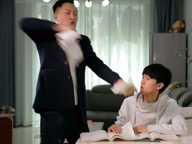 灵魂|“你会找老婆吗”萌娃被揍后灵魂质问爸爸,看到姥姥直接崩溃了