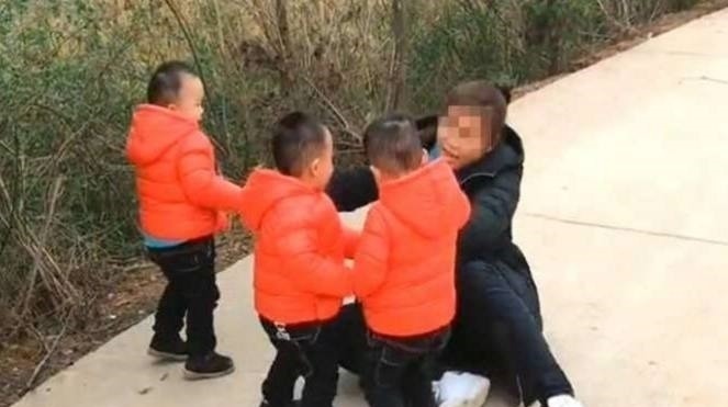 三胞胎|妈妈摔倒在地,当3胞胎兄弟同时扶起妈妈时再也忍不住了!