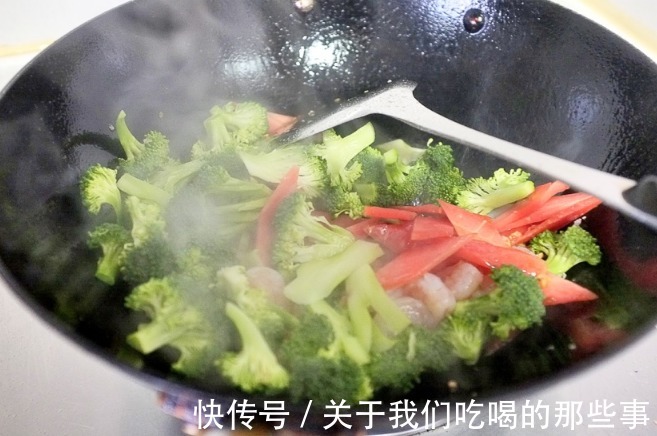 西蓝花炒虾仁|炒西蓝花最忌焯水，饭店老师傅教你一招，出锅鲜嫩翠绿，营养还入味