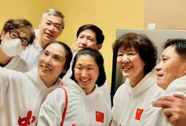 主教练|郎平变身家庭主妇!头发蓬松一脸轻松,一动作被网友大赞接地气