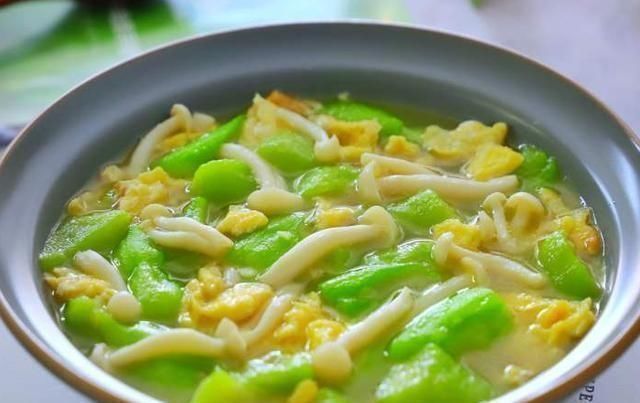 丝瓜|丝瓜和“它”是绝配,汤鲜味美又清爽,夏天喝比骨头汤还过瘾