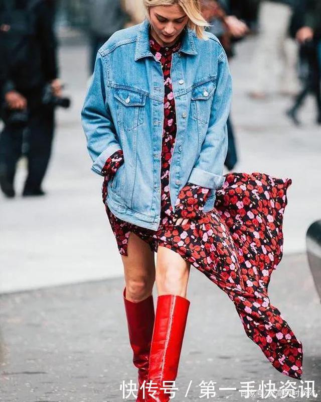 建议女人今年秋冬穿牛仔衣，配上“一抹红”，解锁全新时髦感