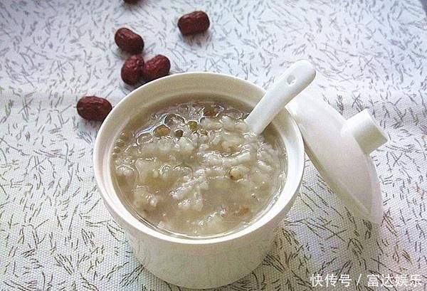 炖银耳汤直接放糖就大错特错了多加这“1步”,银耳羹清甜粘稠