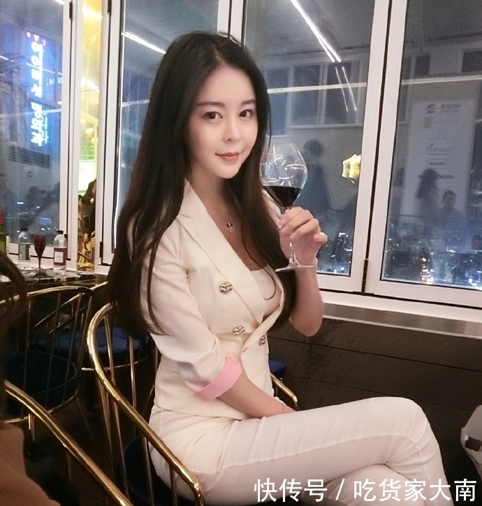 街拍:甜美仙气十足的小姐姐,穿着不尴尬性感不失清纯很漂亮!