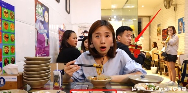 当场|密子君挑战15碗“卷粉”,身后小哥当场揭穿她,网友逗我玩