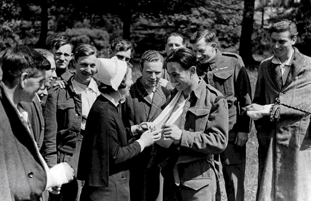 海滩|“我们将在海滩作战！”：黑白历史照片纪念敦刻尔克大撤退80周年