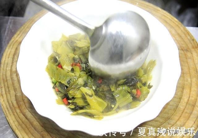 鸡粉|酸菜牛肉想要和饭店一样好吃，处理酸菜有技巧，做对了才酸爽嫩滑