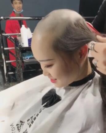 光头|女孩进理发店要求剃光头，理发师不敢下手，女孩一句话理发师哭了