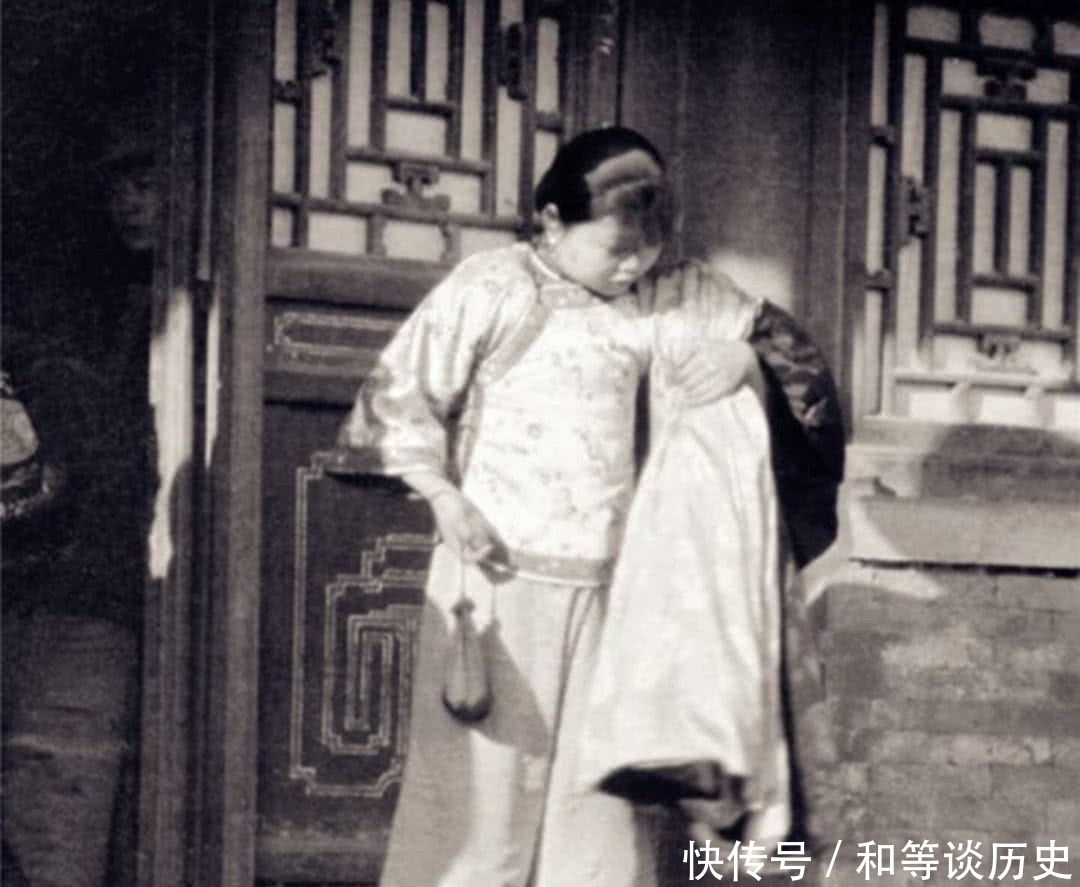 大臣|清朝老照片：图一的大臣下轿好威风，图三学堂的黑板报亮了，现代没人敢画