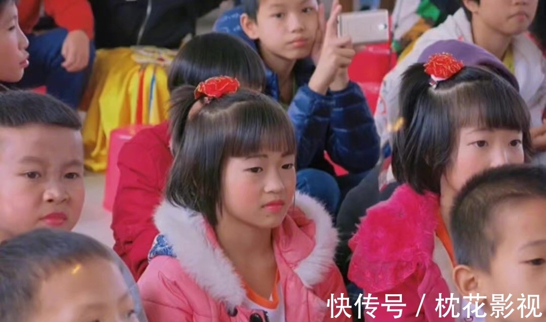 亮色|全红婵小时候旧照曝光!化妆后像“换脸”,涂口红戴红头花也爱美