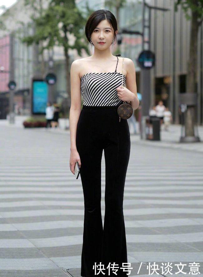 街拍美女：条纹设计的抹胸上衣，凸显身材曲线的效果非常好