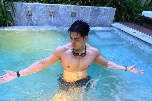 撩人|俊俏型男有一身漂亮肌肉,胸肌、腹肌、臂肌紧实,人鱼线性感撩人