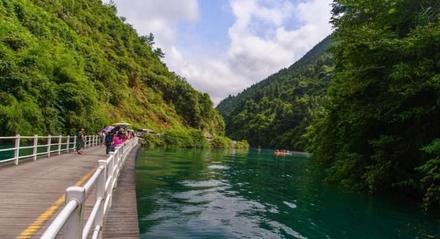 浮桥|湖北有一景区山势雄伟，有大小岩山五座，有着廊桥遗梦的美称