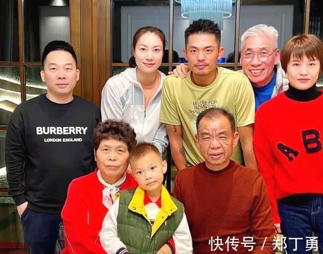 小羽|林丹做饭洗碗化身居家男人,妻子开心搂抱!家住千万豪宅内景曝光