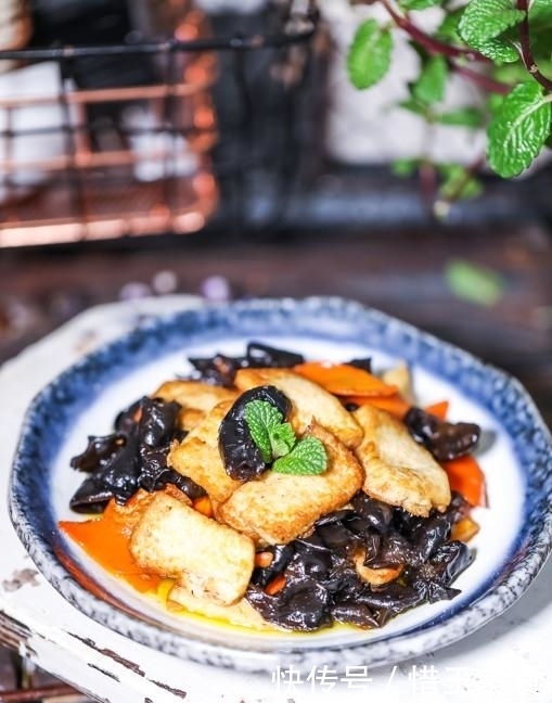 喷香|豆腐别再炖着吃了,加这两食材一起炒,喷香下饭,天天吃都不够!