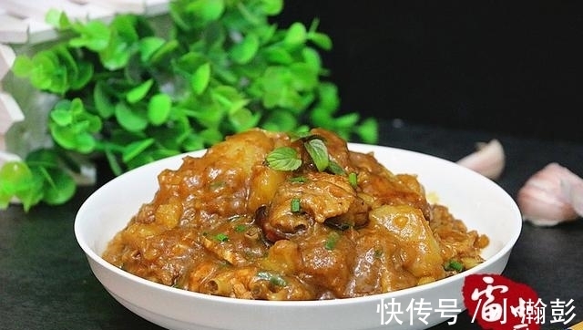 花样|鸡翅别再红烧了，换个花样加它一起烧，喷香下饭，一盘转身就没了