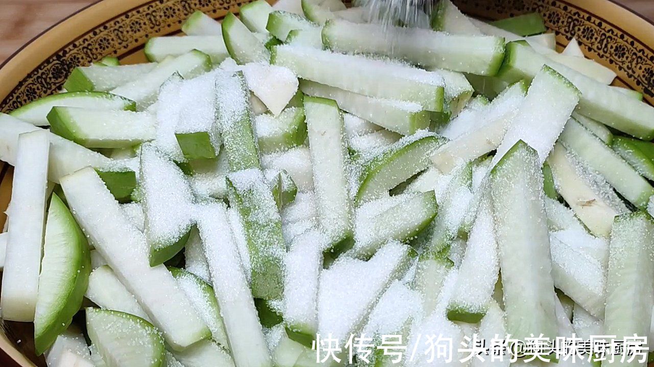 老爸教我的祖传腌萝卜配方，做法简单好储存，又香又脆，太好吃了