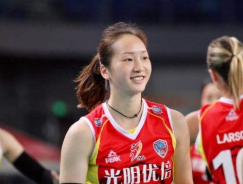 张常宁|女排高颜值女神传喜讯!气质出众不输张常宁,1米9老公高大帅气