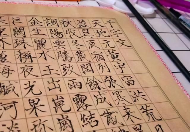 宿舍&大学生打造诗意书桌,写瘦金体锋芒毕露,像古代穿越过来的