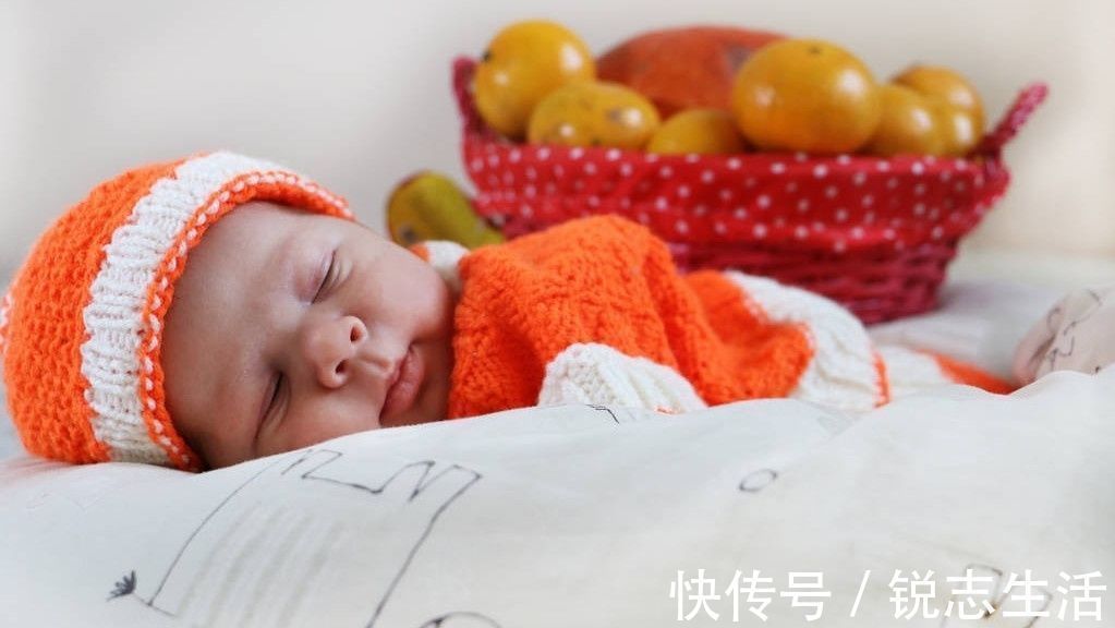 安稳觉|天冷别让孩子这样睡,影响发育,宝宝踢被子怎么办?试试这个办法