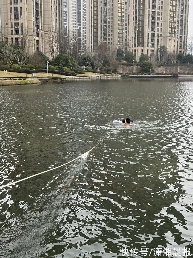 湖水|母女落水，长沙大叔一头扎进冰冷湖水救人！获万元正能量奖励