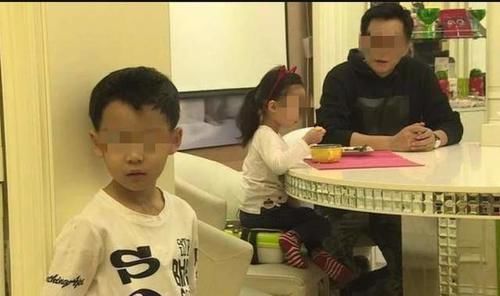 二宝|二胎出生后,女儿总说“墙角有个弟弟”,送医检查后爸妈愧疚不已