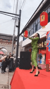 |搞笑GIF:看什么看?赶紧来救我,真装不下去了