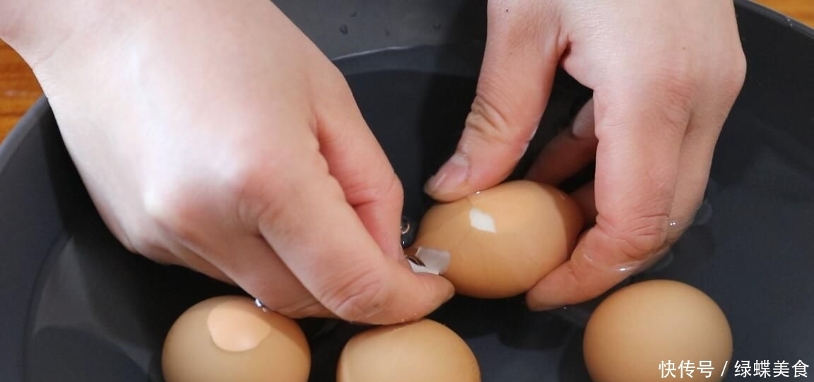 水煮蛋吃腻了,教你鸡蛋和猪肉的特色做法,外脆里嫩,里面流黄