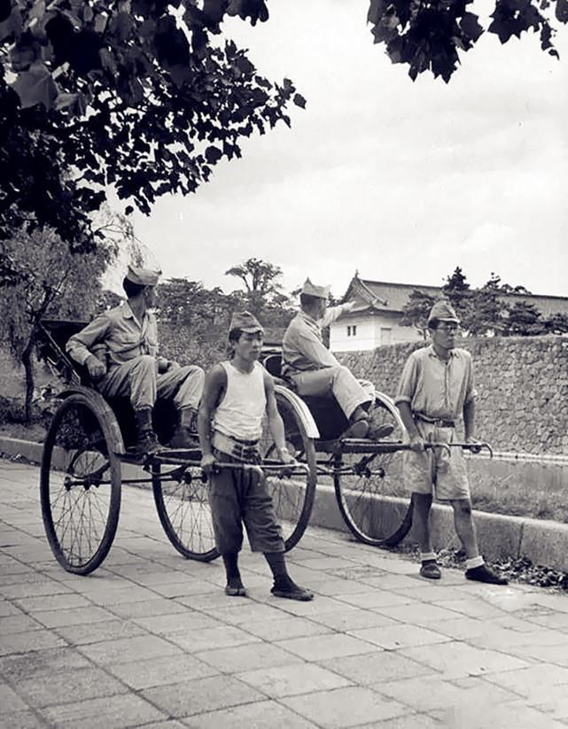 过目难忘|历史上过目难忘的照片日本兵为美军拉黄包车,图7被美军扛走的女游击队员