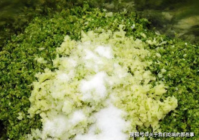 技巧|腌韭花酱的季节到了,记住一个技巧,放一年也绿油油的,鲜香不变质