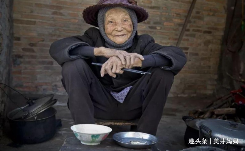 老两口|老了想活得有尊严，3种东西别交给子女，是对自己的人生负责