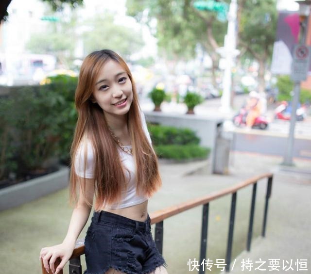 美女|小美女露脐装搭配牛仔短裤 美丽中带着一丝青涩！